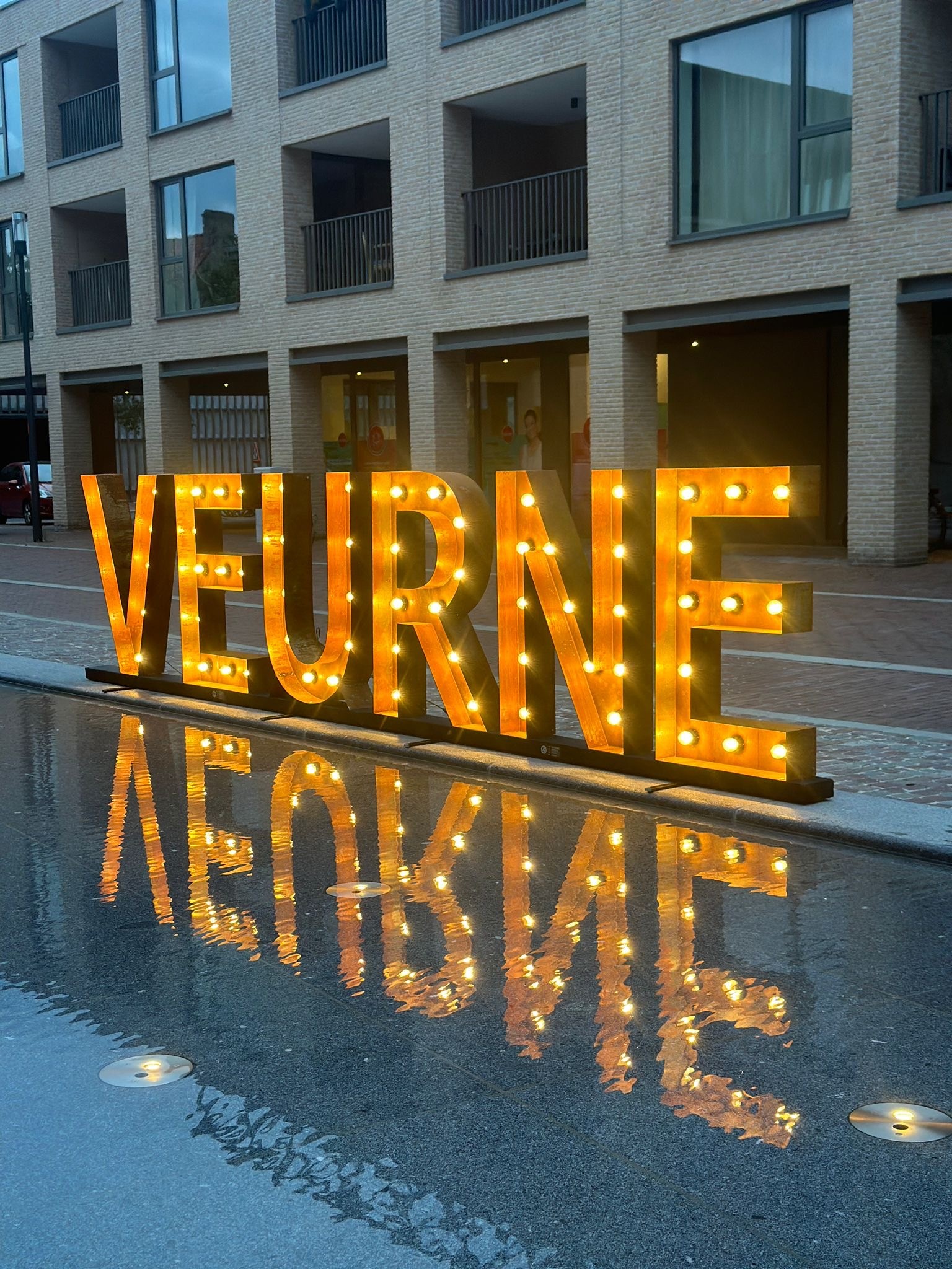 Lichtletters VEURNE met weerspiegeling